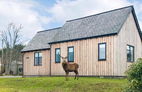 Altnaharra House | Guest Rated 10/10 at Old School House - Ideal for Families