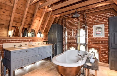 Ringland House | Timeless Elegance with Modern Comfort and Ocean Views