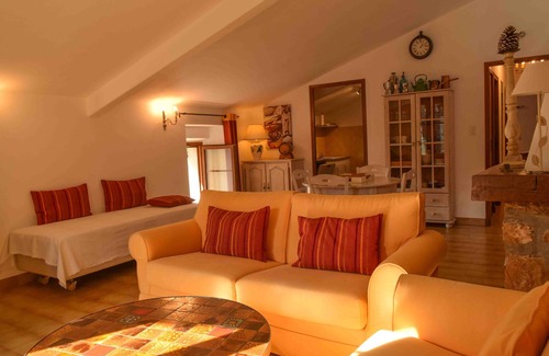Cotignac Cottage | Charming Old Sheepfold: Breathtaking Views & Family-Friendly