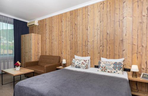Tbilisi City Centre Hotel | Inviting Old Side Corner: Family-Friendly with Hot Tub Access