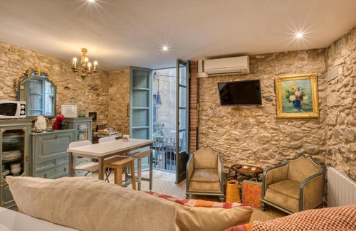 Barri Vell Apartment | Old Side Girona: Top-Rated Family and Pet-Friendly Retreat