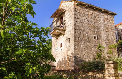 Zrnovo Apartment | Charming Old Small Stone House: Rated 9.7/10 & Pet Friendly