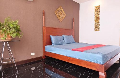 Thung Maha Mek Apartment | Cozy Studio with Kitchen and Balcony for Your Getaway