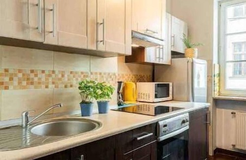 Stare Miasto Apartment | Old Square View: Ideal Family Retreat in Prime Location