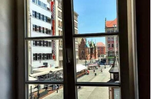 Stare Miasto Apartment | Old Square View: Ideal Family Retreat in Prime Location