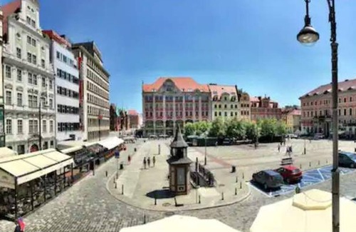 Stare Miasto Apartment | Old Square View: Ideal Family Retreat in Prime Location
