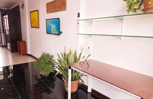 Thung Maha Mek Apartment | Cozy Downtown Studio with Kitchen and Balcony