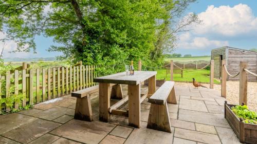Upton Cheyney House | Explore Old Stables at Little Ballthorns Farm - 9.4 Rating!