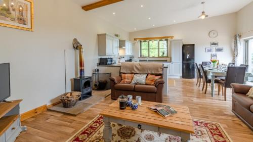 Upton Cheyney House | Explore Old Stables at Little Ballthorns Farm - 9.4 Rating!