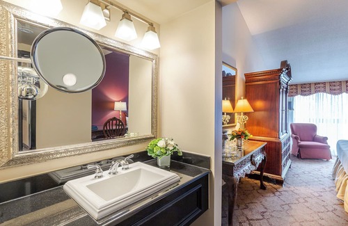 Fallsview Hotel | Delightful Old Stone Inn Boutique Hotel Getaway