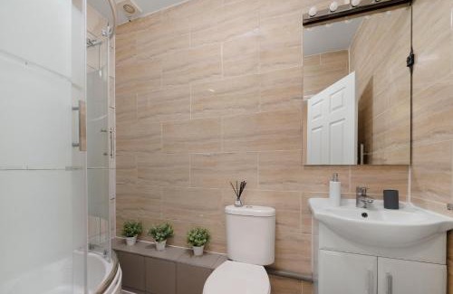 St Luke's Apartment | Chic Old Street Apartments by Morethanstays - Family Friendly