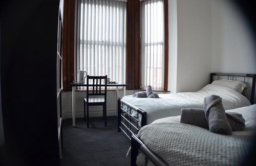 Liverpool House | Cozy Old Swan Guest House: Ideal for Families and Getaways