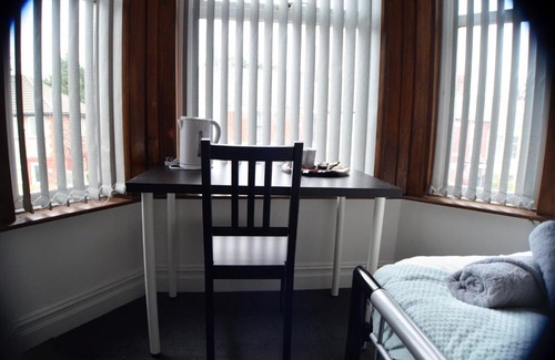 Liverpool House | Cozy Old Swan Guest House: Ideal for Families and Getaways