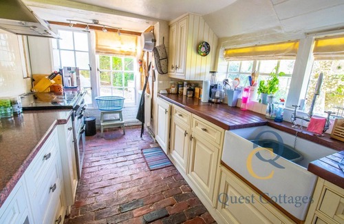 Peasmarsh Apartment | Discover Old Thatch Cottage: Private Heated Pool Retreat