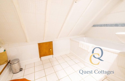 Peasmarsh Apartment | Discover Old Thatch Cottage: Private Heated Pool Retreat
