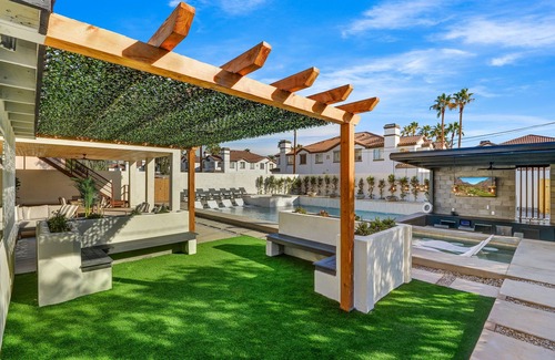 Center Court House | Discover the 7BR Wild West Estate with Pool and Ocean Views