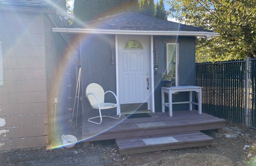 Carnation Apartment | Cozy Old Town Studio Cottage by Pacific University