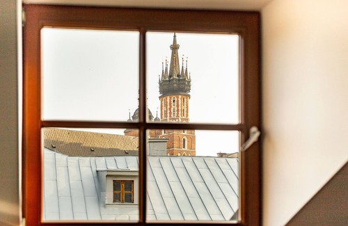 Stare Miasto Apartment | Idyllic Old Town Retreat with St. Mary Church Views