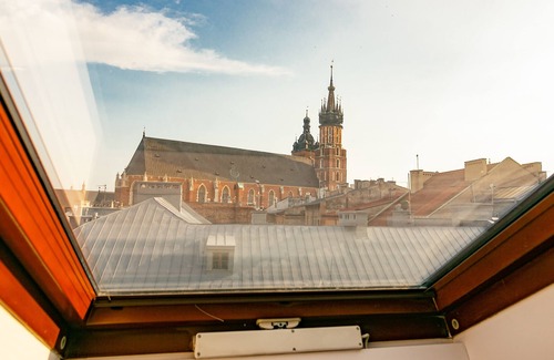 Stare Miasto Apartment | Idyllic Old Town Retreat with St. Mary Church Views