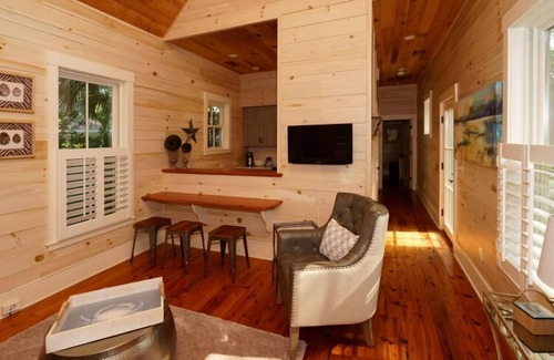 Olde Town Cottage | Old Towne Cottage: Guest Rated 9.8 with Pool & Breakfast