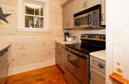 Olde Town Cottage | Old Towne Cottage: Guest Rated 9.8 with Pool & Breakfast