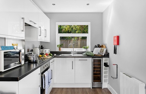 Teignmouth Cottage | Experience Old Walls Vineyard - Classic Lodge, Guest Rated 9.8