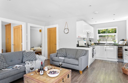 Teignmouth Cottage | Experience Old Walls Vineyard - Classic Lodge, Guest Rated 9.8