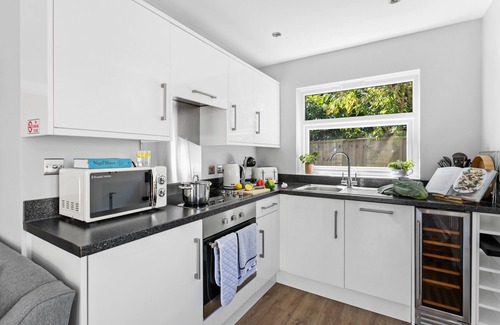 Teignmouth Cabin | Explore Old Walls Vineyard: Family-Friendly with Dining Options