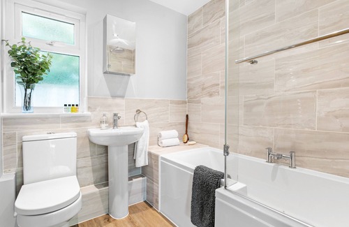 Teignmouth Cabin | Explore Old Walls Vineyard: Family-Friendly with Dining Options