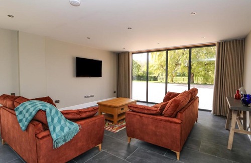 Frampton House | Discover Old Willow Barn: Family-Friendly Retreat Awaits
