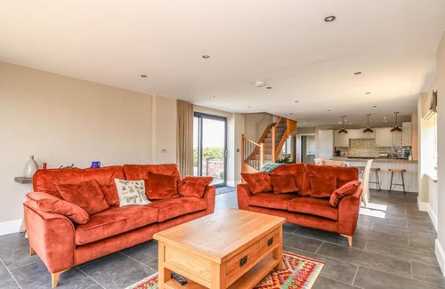 Frampton House | Discover Old Willow Barn: Family-Friendly Retreat Awaits