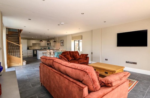 Frampton House | Discover Old Willow Barn: Family-Friendly Retreat Awaits