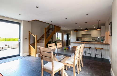Frampton House | Discover Old Willow Barn: Family-Friendly Retreat Awaits