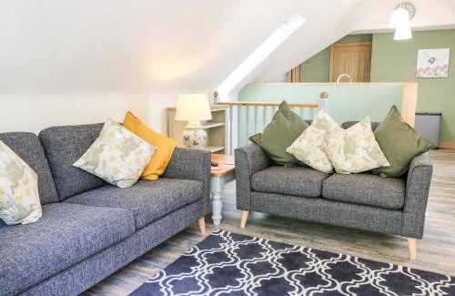 Lincoln House | Pet-Friendly Getaway at Old Wood Coach House - Rated 9.8