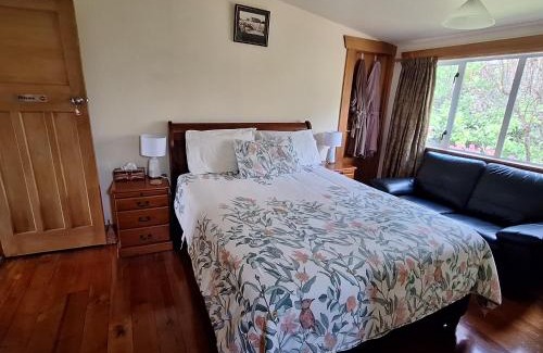Renwick Bed & Breakfast | Discover Olde Mill House B&B with Hot Tub & Bike2Wine