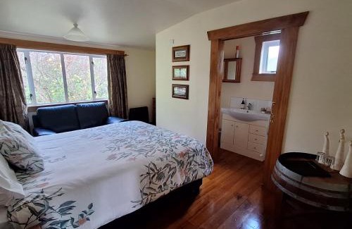 Renwick Bed & Breakfast | Discover Olde Mill House B&B with Hot Tub & Bike2Wine