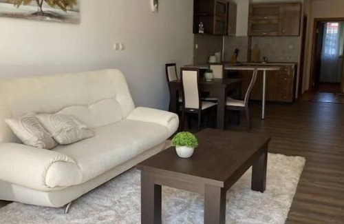 Shiligarnika Apartment | Oldinn Flat with Terrace: Steps from Slopes and City Life