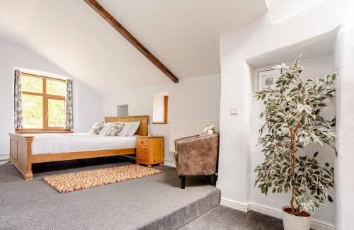 Oakworth Apartment | Cozy 2-Bed Flat in Old Mill with Private Garden & Hot Tub