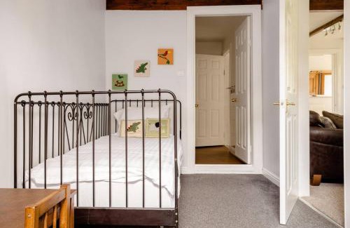 Oakworth Apartment | Cozy 2-Bed Flat in Old Mill with Private Garden & Hot Tub