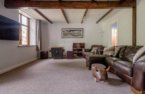 Oakworth Apartment | Cozy 2-Bed Flat in Old Mill with Private Garden & Hot Tub