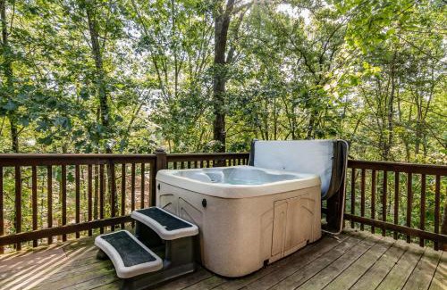 Branson Cedars House | Relax at Ole Hickory: Firepit & Hot Tub Retreat
