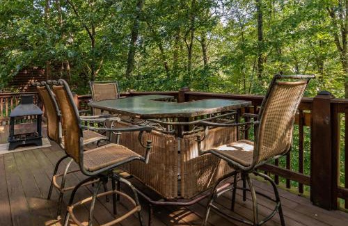 Branson Cedars House | Relax at Ole Hickory: Firepit & Hot Tub Retreat