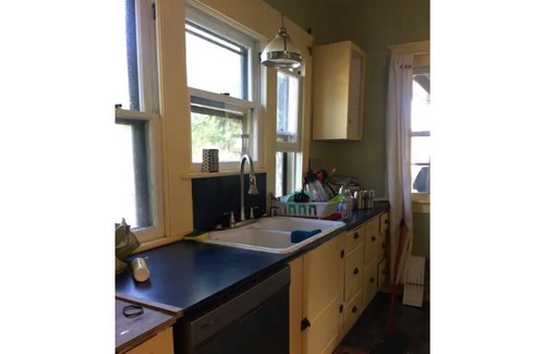 Dayton House | Cozy Ole Tyme B&B: Pet-Friendly Retreat with Country Charm