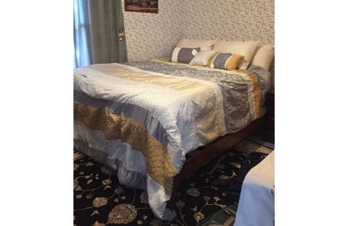 Dayton House | Cozy Ole Tyme B&B: Pet-Friendly Retreat with Country Charm