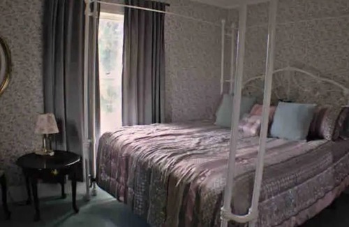 Dayton House | Cozy Ole Tyme B&B: Pet-Friendly Retreat with Country Charm