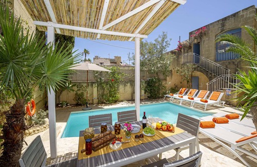 Ta' Għammar Villa | Relax at Oleandra Holiday Home with Oceanfront Views