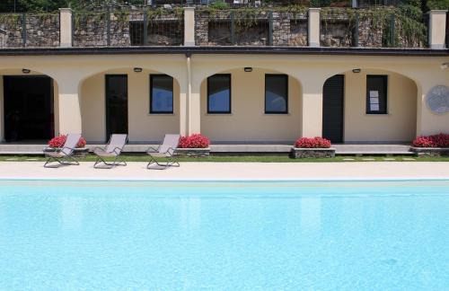 Mergozzo Apartment | Oceanfront Oleandro 2 Apartment in Villa Cerutti
