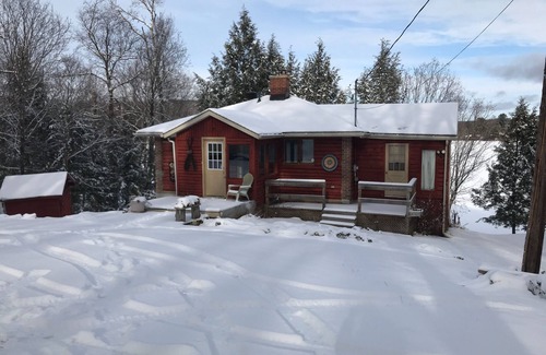 Unorganized Centre Parry Sound House | Experience O’Leary’s Lane: Cozy Cottage with Ocean Views
