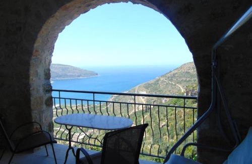 Oitylo Apartment | Olga's House: Oceanfront Escape with Hot Tub & Pet-Friendly