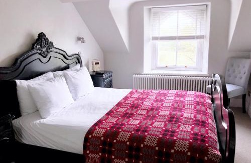 Gwynedd- Snowdonia House | Elegance at Olif: 5-Star Stay with Gourmet Dining